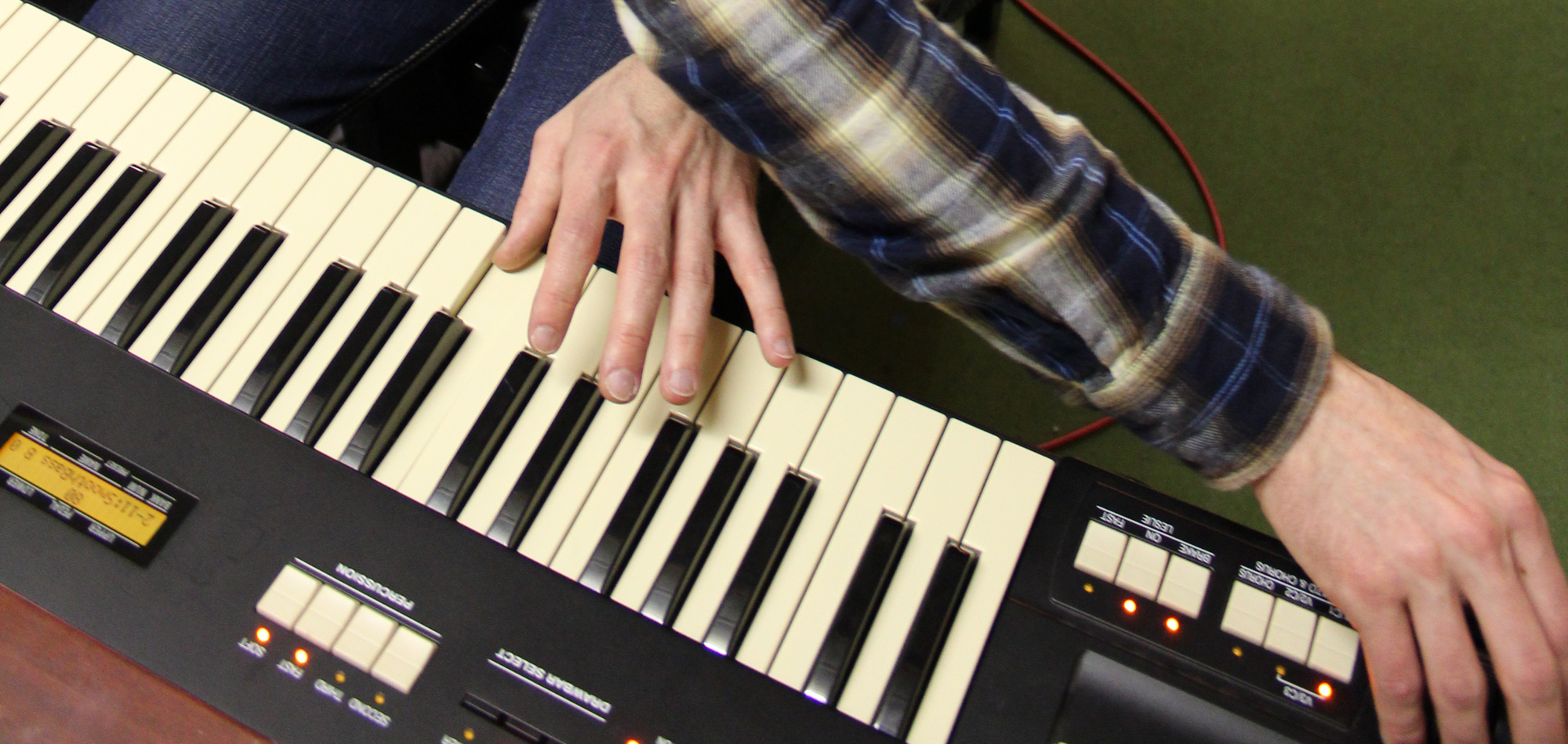 Hände von Jonas Hauer mit Pianotasten im Hintergrund. Das Foto ist Schwarz - Weiß 